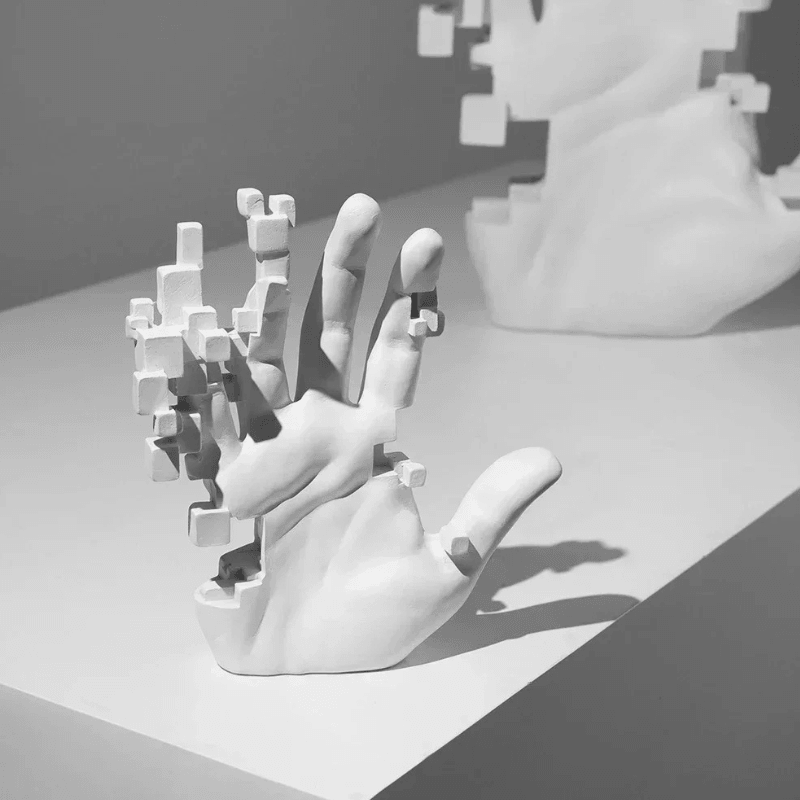 Mão Branca Pixelada - Resina
